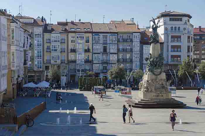 Álava - Vitoria-Gasteiz 05 - plaza de la Virgen Blanca.jpg